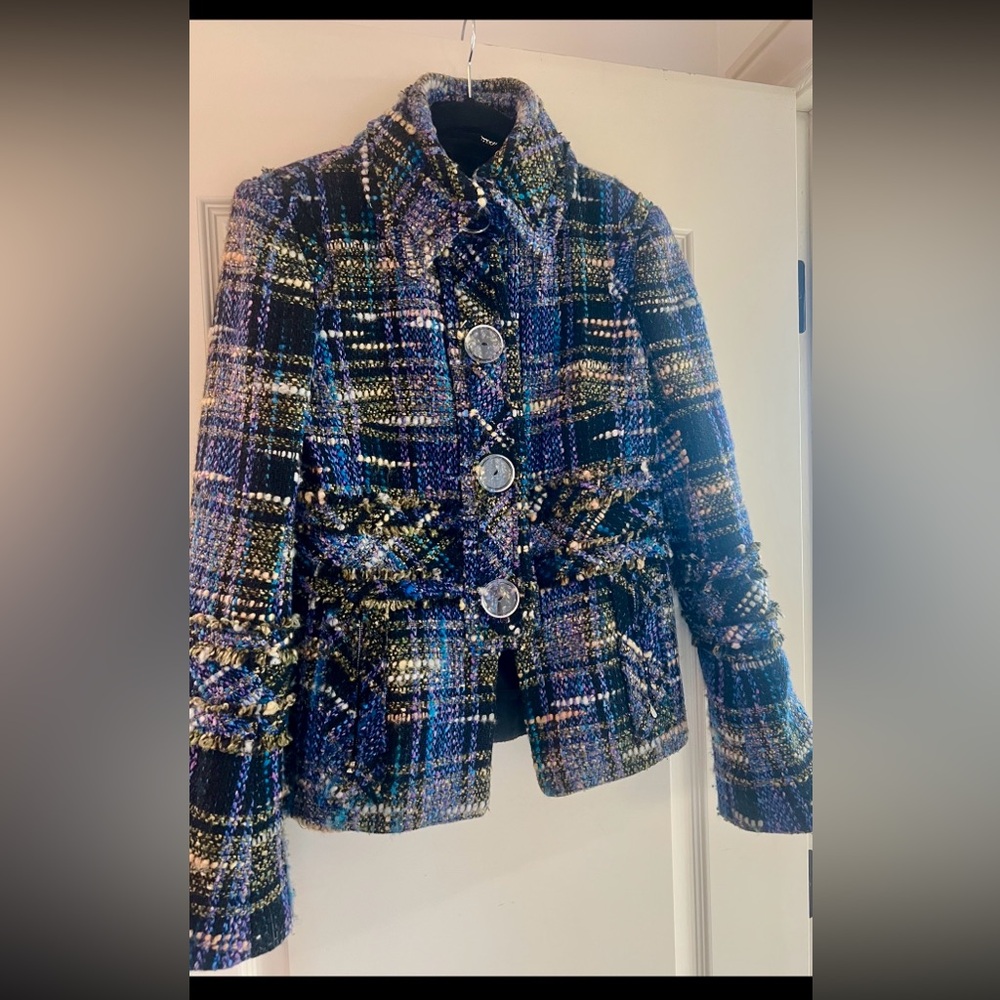 Tuleh
Tweed Jacket
Wool Blend Garment with Silk Lining